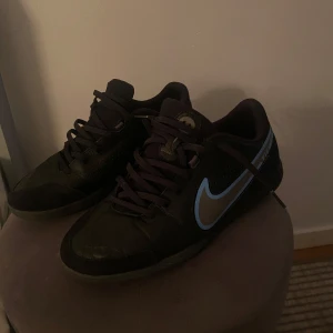 Svarta Nike Tiempo med blå detaljer(inomhus skor) - Snygga svarta Nike piempo med blå swoosh och snörning. Priset kan diskuteras 