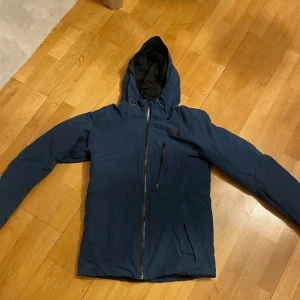 The North Face vinter/skidjacka - Säljer nu min jacka från north face som är sparsamt använd och i toppskick. Jackan är i storlek S men funkar verkligen för M. Jag är själv M vanligtvis och passar mig mycket bra. Jackan är fodrar vilket gör den tillräckligt varm för vinter och skidåkning.