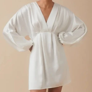 Gina klänning  - Säljer denna sååå fina sommarklänningen då som jag tänkte använda till min student men då jag hittat en annan tänkte jag sälja denna. Helt oanvänd med lapp kvar.💞