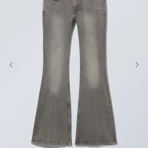 Grå bootcut jeans - Snygga grå bootcut jeans med låg midja. Köpta från Weekday, i storlek W27/L34. Använda endast en gång men känner att de är lite för korta för min smak, jag är 173 för referens. Kostar ungefär 590kr nypris