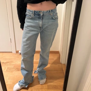 Blå baggy jeans  - Ljusblå baggy jeans från Zara! De är ganska långa på mig som är 165 men man kan också ha de med högmidjat än mig så blir de kortare vid benen.