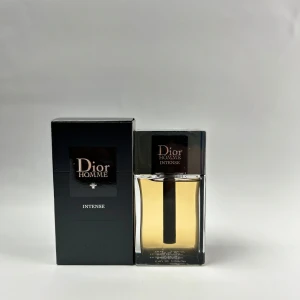 Dior Homme Intense  - Dior homme intense.                                    (NOTER) Toppnoter: Lavendel Hjärtnoter: Iris, ambrette frö, päron Basnoter: Vetiver, cederträ (PRIS) ✨ 3ml - 65kr ✨ 5ml - 85kr Prova denna omtyckta doft under några dagar och se om den blir din nya favorit. Beställ enkelt via DM eller på Plick redan idag! 🌟