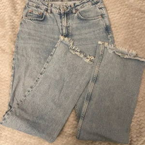 Full length flare jeans - Flare jeans ifrån Gina Tricot, med fransar nere vid fötterna. (Modellen är så, ej avklippta) 🫶🏻