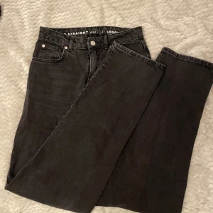 Bikbok jeans - I modellen 90s straight. Waist 27, length 32