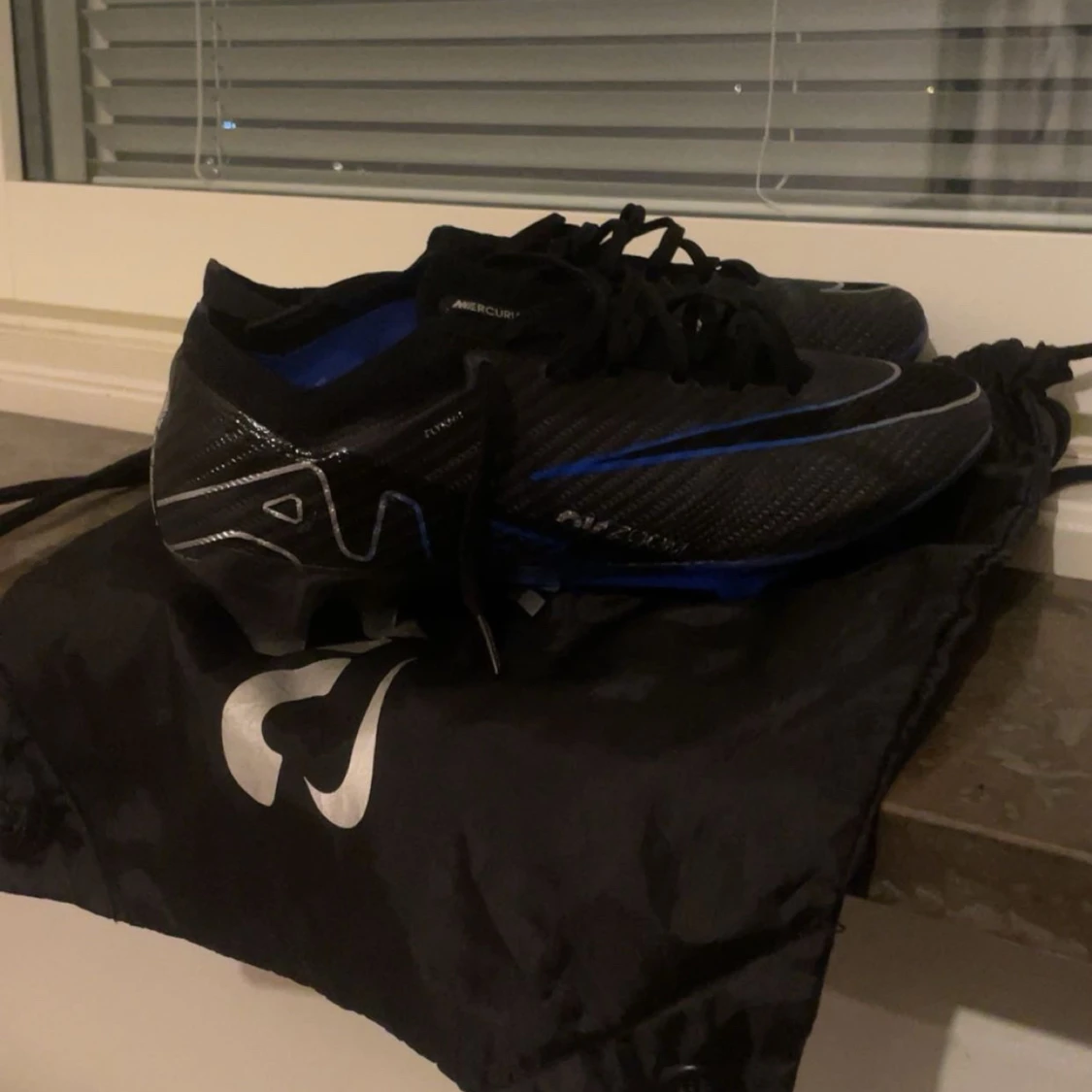 Svarta och blå Nike Mercurial fotbollsskor - 92