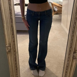 Lee jeans  - Säljer dessa lågmidjade Lee jeansen i storlek W26 L31. Använda fåtal gånger. Jag är 167 för referens.