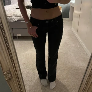 Svarta jeans från Lee - Säljer dessa svarta lågmidjade jeansen från Lee i storlek W26 L31, jag är 167 för referens. 
