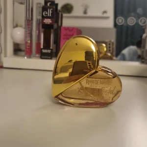 Parfym Fl*r de mayo Cuore Gold - Elegant hjärtformad parfymflaska från Fl*r de Mayo i Cuore Gold. Finns på normal, tycker tycärr doften inte passar mig. 20 ml! Endast testad! 