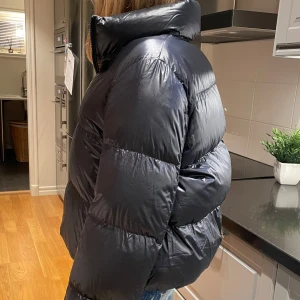 Mörkblå pufferjacka från Uniqlo - Säljer min favorit pufferjacka från Uniqlo!! Mörkblå, jättefint skick❣️storlek M, jag är ca 170! Nypris ca 1200, pris kan alltid diskuteras🥰