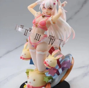 Animefigur i rosa bikini - Detaljerad animefigur med rosa bikini och vita kaninöron. Figuren står på en färgglad bas med stjärnor och kaniner. Klockdetaljer svävar runt figuren, vilket ger en unik och fantasifull känsla.