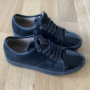 Svarta Lanvin - Tja, säljer nu dessa riktigt snygga lanvins med svart sula. Skorna har inga större skavanker än det lilla som syns på toecapen på andra bilden(syns ej vid användning) utöver det är dom i toppen skick! Storlek uk 8