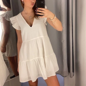 Studentklänning - Sååå fin studentklänning (eller bara sommarklänning)! Jätte fina ärmar och detaljer, det är dubbelt tyg så syns inte igenom!