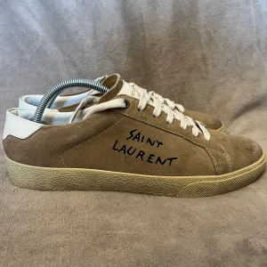 Saint Laurent skor  - Snygga skor ifrån Saint Laurent lite mer beige i verkligheten | Storleken är 40, kan fixa innermått | Inget Og ingår | skicket är; Använt skick, allmänt slit och en del smuts | Hör av er vid frågor eller funderingar!