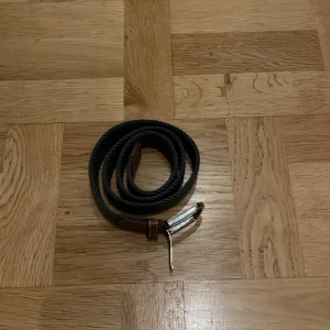 Revenite flätat bälte - Snyggt flättat bälte perfekt för sommaren, Ger din outfit en fin touch. Revenite.