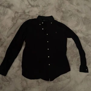 Svart skjorta från Ralph Lauren - Priset är ej hugget  i sten 