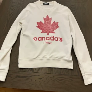 Vit sweatshirt från Dsquared2 - Säljer en äkta vit Dsquared2 Tröja. Andvänt ett par gånger men är i jätte bra skick. Köpt för 3200kr mitt pris 699kr. Pris kan diskuteras! 