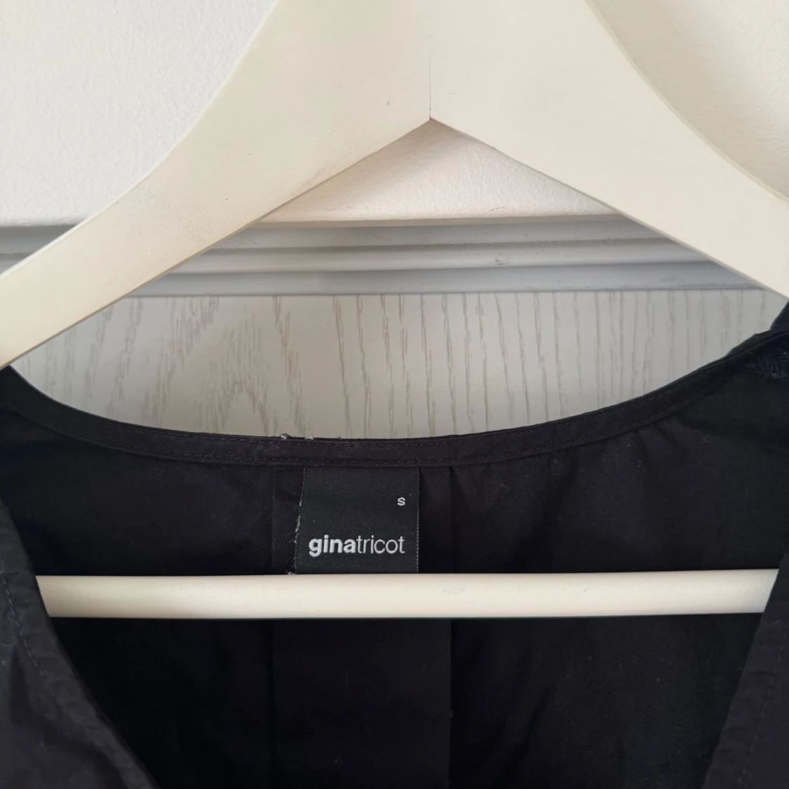 Svart blus från Gina Tricot - 3