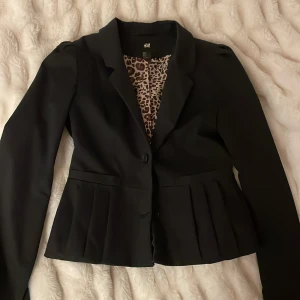figursydd kavaj - säljer denna skitsnygga figursydda kavaj som tyvärr är för liten för mig. innertyget är i leopardmönster och kavajen är i jättebra skick!