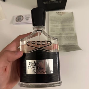 Creed Aventus Parfym - Säljer en exklusiv Creed Aventus parfym, flaskan rymmer 100 ml. Perfekt för den som vill ha en lyxig doftupplevelse.