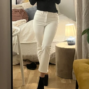 Vita jeans från Hoss x NA-KD - Snygga vita jeans från Hoss x NA-KD med hög midja och rak passform. 
