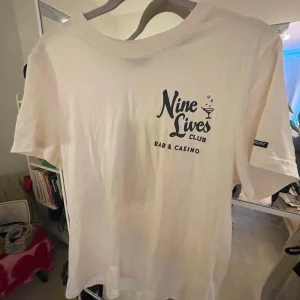 Vit t-shirt från Superdry - Säljer en vit t-shirt från Superdry med snyggt tryck.              Stl S/M, knappt använd❣️