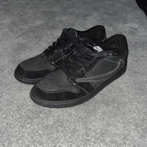 Svarta Nike Air sneakers - Snygga svarta Nike Air jordans kommer med extra skosnören i rött och svartvitt mönster väldigt bra skick!