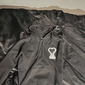 Ami Paris hoodie - Säljer nu en snygg svart hoodie från Ami Paris. Den är i storlek M och helt ny. Jag fick den i födelsedagspresent men den är inte riktigt min stil och eftersom att det har gått för lång tid så kan jag inte lämna tillbaka den. Tröjan är äckta och kvitto finns.Köpt på Care of Carl för 4699 kr. Skriv vid frågor MVH VIGGO