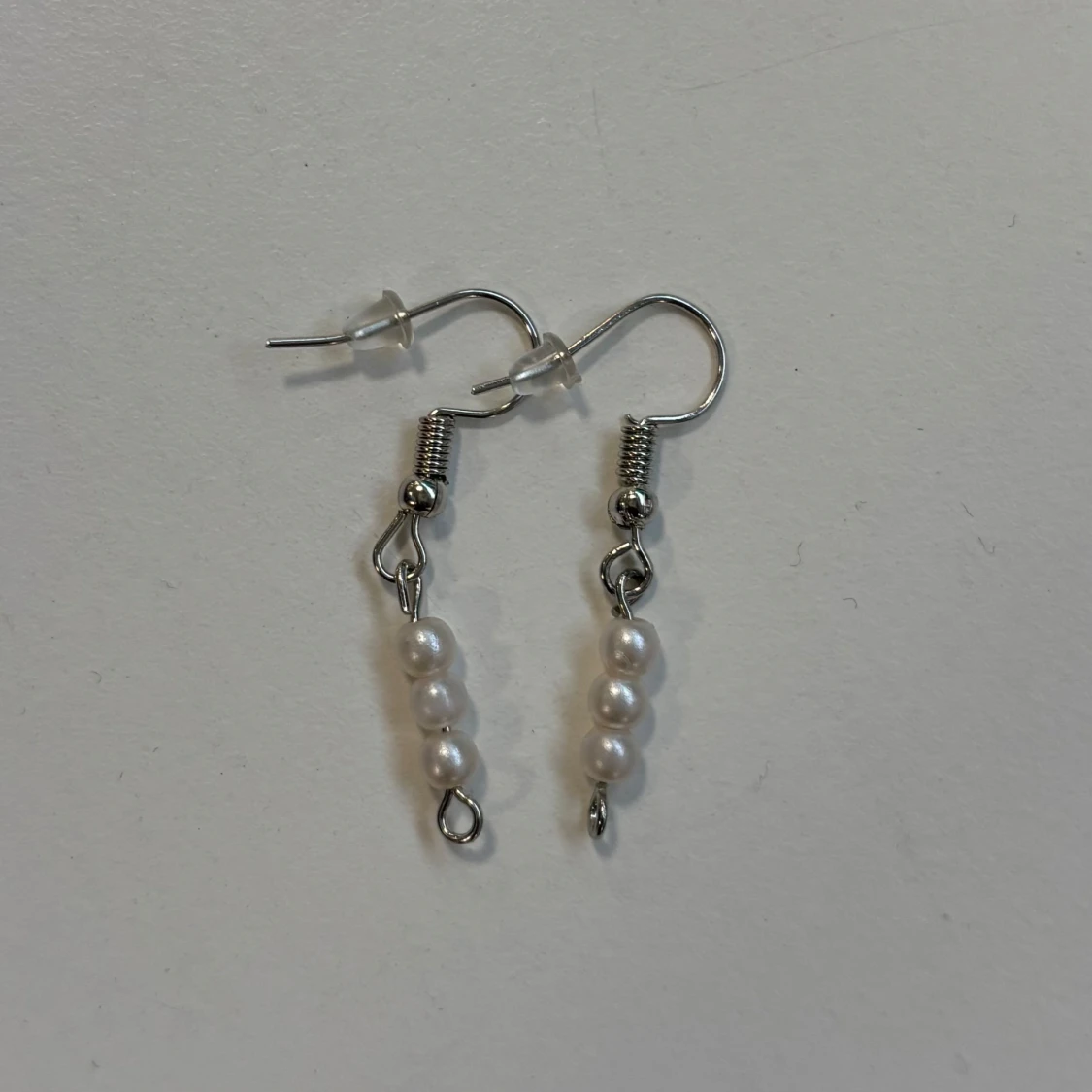 Örhängen med vita pärlor