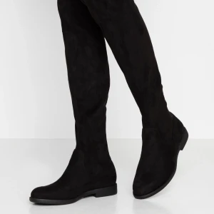 Svarta overknee boots - Snygga svarta knähöga boots, låg klack och extremt sköna. Använda en gång så är i nyskick!🩷Kom med prisförslag!!