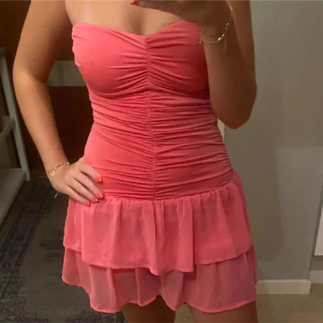 Rosa axelbandslös klänning - 91