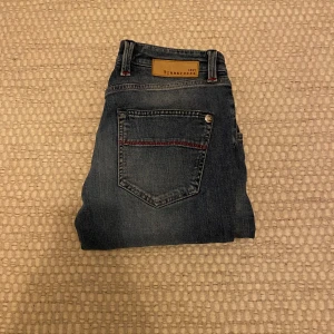 Sartoria tramarossa jeans - Snygga blå jeans från Tramarossa med en klassisk femficksdesign och subtila röda detaljer. Nypris är runt 4000kr mitt pris 779 men priset är inte hugget i sten och kan gå ner vid snabb affär, skriv vid frågor och funderingar?