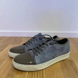 Lanvin skor - Mycket schyssta Lanvin skor i den eftertraktade färgen baby blå!| Skorna är i nästan nyskick, en tvätt o de är som nya| Storlek 10/44 men passar lätt en storlek till eller 43| Endast skorna medföljer| Tveka inte att skriva vid det minsta lilla💭!