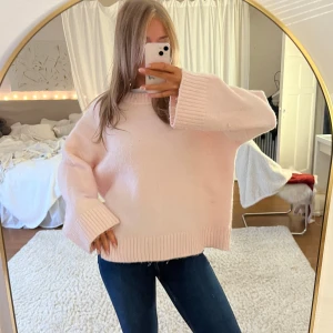 Ljusrosa stickad tröja - Mysig ljusrosa stickad tröja med långa ärmar och ribbade muddar. Lite nopprig men inget märkvärdigt enligt mig 🩷 xs men passar xs-m