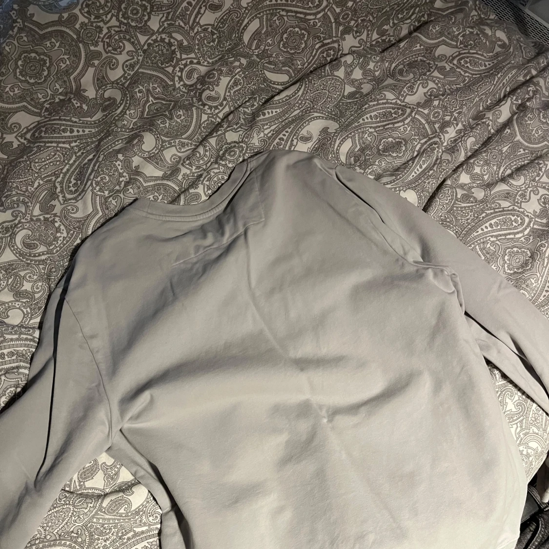 Grå långärmad tröja från Guess - 2