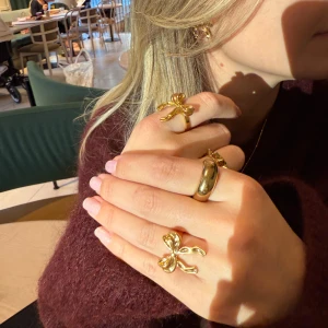 Rosettring - Supersöta rosettring från Molli Jewelrys Juni-kollektion. Materialet är rostfritt stål, och de finns i både silver och guld. Alla smycken kostar 89kr/ st!💛🤍Frakt, frimärke 22kr