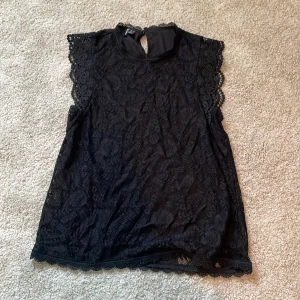 Svart spetsblus från Pieces 💞 - Väldigt fin sthlmstil svart spets blus från pieces 🩷 Säljer då den är för stor för mej med strl xs 🩷