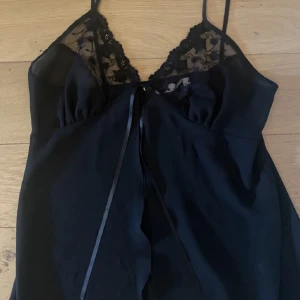 Svart nattlinne  - Snyggt svart nattlinne som går att bära som ”layering” till toppar. Bra skick och knappast använd.