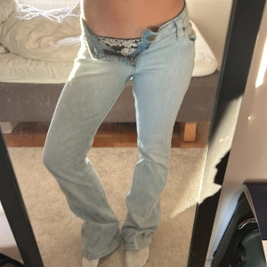 Ljusblå bootcut jeans - Snygga ljusblå bootcut jeans med låg midja. säljer pga att de är försmå. defekter vid foten men syns inte eftersom de är där nere.