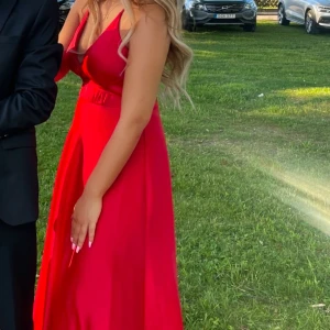 Röd långklänning med v-ringning - Röd balklänning helt nytt skick används ändats 1 gång, säljer för 500kr och är i storlek S