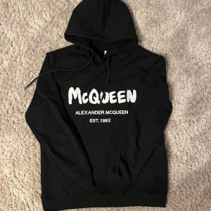 Alexander mcqueen hoodie - Säljer denna hoodie som ska efterlikna en mqueen hoodie i storlek L men passar 100%M, liten i storlek