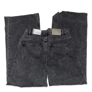 Svarta wide leg jeans från Only - Snygga svarta sonny wide leg jeans från Only med hög midja. Aldrig använda med prislapp fortfarande på