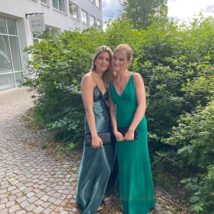 Balklänning  - Hej! Säljer nu min fina gröna balklänning! Klänningen är köpt från ByStina. Storleken är small och längden regular. Passar bra på mig som är 172 cm. Klänningen är i satin. Nypris är 1396 kr. Hör av dig vid frågor!🫶🏼 Mått: Byst-86cm, Midja-70cm, Höft-94cm