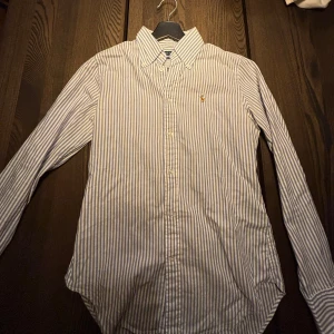 Ralph Lauren skjorta - Säljer en riktigt snygg raffe skjorta då den e för liten för mig!