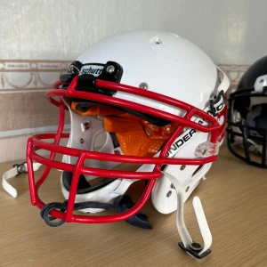 Schütt amerikansk fotbollshjälm - Säljer en vit amerikansk fotbollshjälm från Schutt