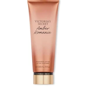 Amber Romance Fragrance Lotion från Victoria's Secret - Upptäck Amber Romance, en doftlotion från Victoria's Secret med noter av djup amber och sockerkyssar. Perfekt för att jaga solnedgångar med en sensuell och varm doft. Innehåller 236 ml i en elegant kopparfärgad tub. Kom privat om du har frågor! 💕