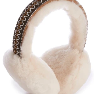 Vita öronmuffar från UGG - Mysiga och varma vita öronmuffar som är helt slutsålda från UGG. Perfekta för kalla vinterdagar. De är gjorda av 100% fårull. Helt oanvända i presentlåda