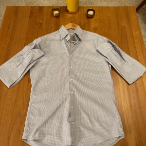 Stenströms skjorta slim - Väldigt fin skjorta från det exklusiva märket Stenströms. Skjortan är slim (storlek 39). Den är köpt ny för 1799 och har inte kommit till användo så mycket eftersom den snabbt blev för liten. Inget slitage eller deffekter på skjortan (som ny). Vid fler frågor är det bara att kontakta mig😁