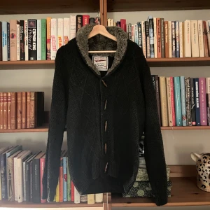 Stickad Cardigan - Säljer nu denna mörkgråa cardigan som är extremt skön | Storleken är M och den är i bra skick | hör av dig vid funderingar🙌