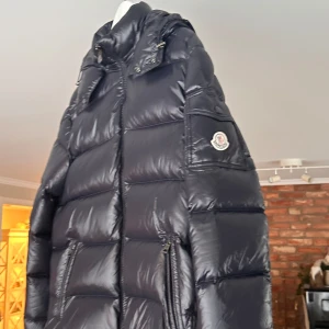 Moncler Maya - Stl 4, helt ny!! Säljer åt min kompis. Dustbag & tags medföljer.