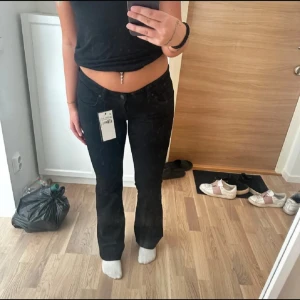 LTB lowwaist jeans - Jeans från LTB i modellen Roxy. De är lågmidjade i bootcut modell. Är endast testade och tvättade en gång men de är lite för korta för mig. Jätte bra skick på de alltså, men de har inga lappar kvar. Storlek 27x30. Passar någon runt 160❤️ Köpte de för 700kr, slutsålda överallt 